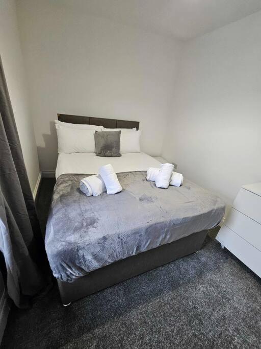 Fully Equipped Kitchen, Double Room Neath Exterior photo
